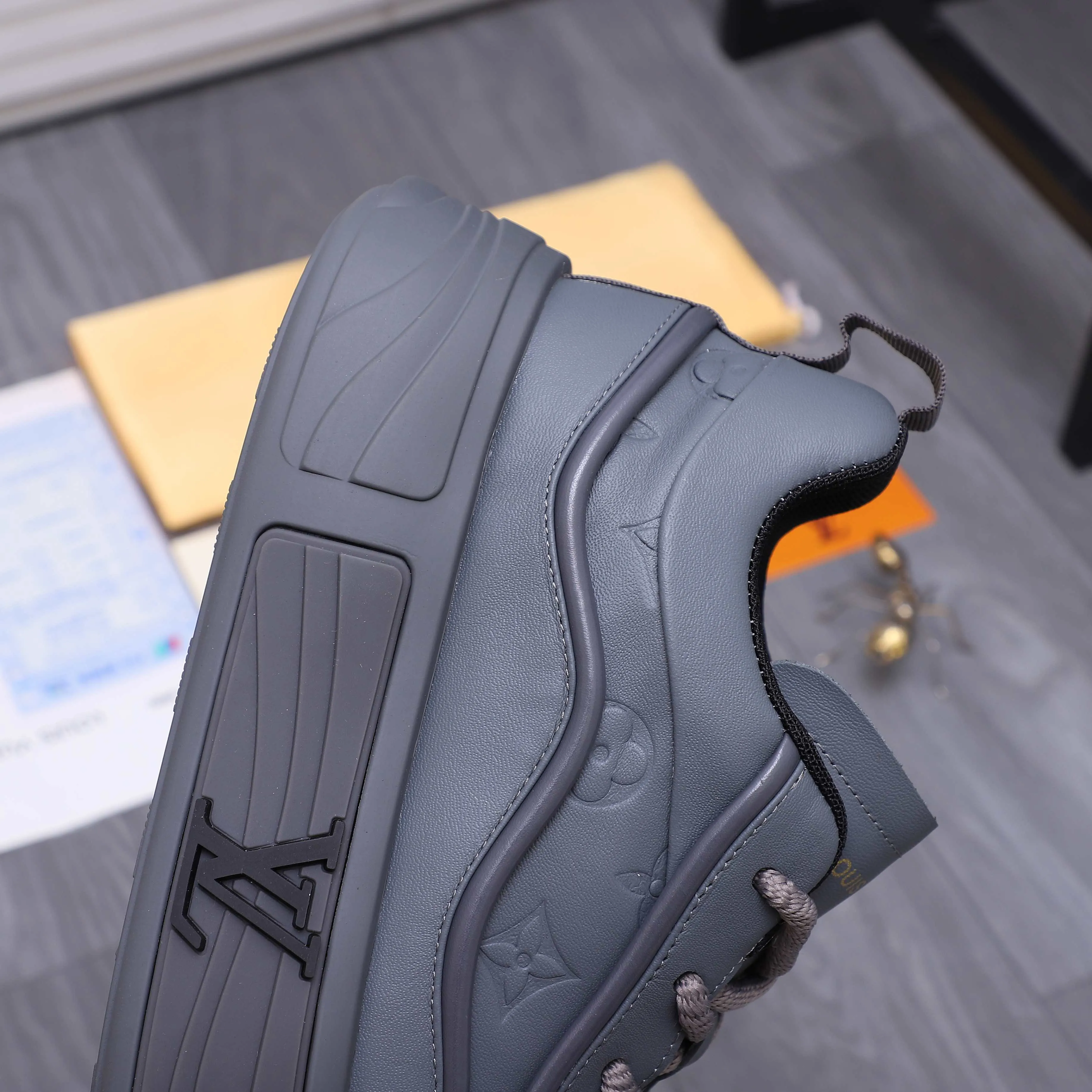 Men's shoes 💰560 Product trademark: LV [Louis Vuitton] casual shoes, regular size. Size: 38-46 (38.45.46 is custom-made and non-returnable) Product materials: Selected high-quality cowhide stitching embossed cowhide upper, cowhide insole, mesh lining, original outsole